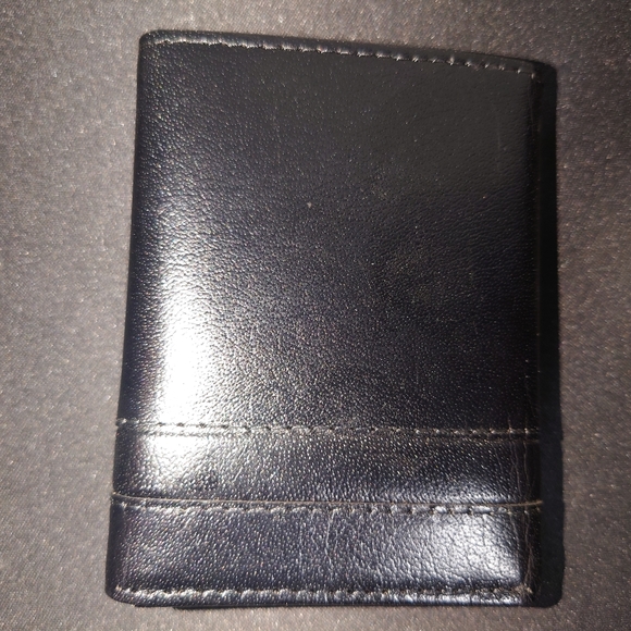 NEW Claiborne trifold wallet - Picture 3 of 4